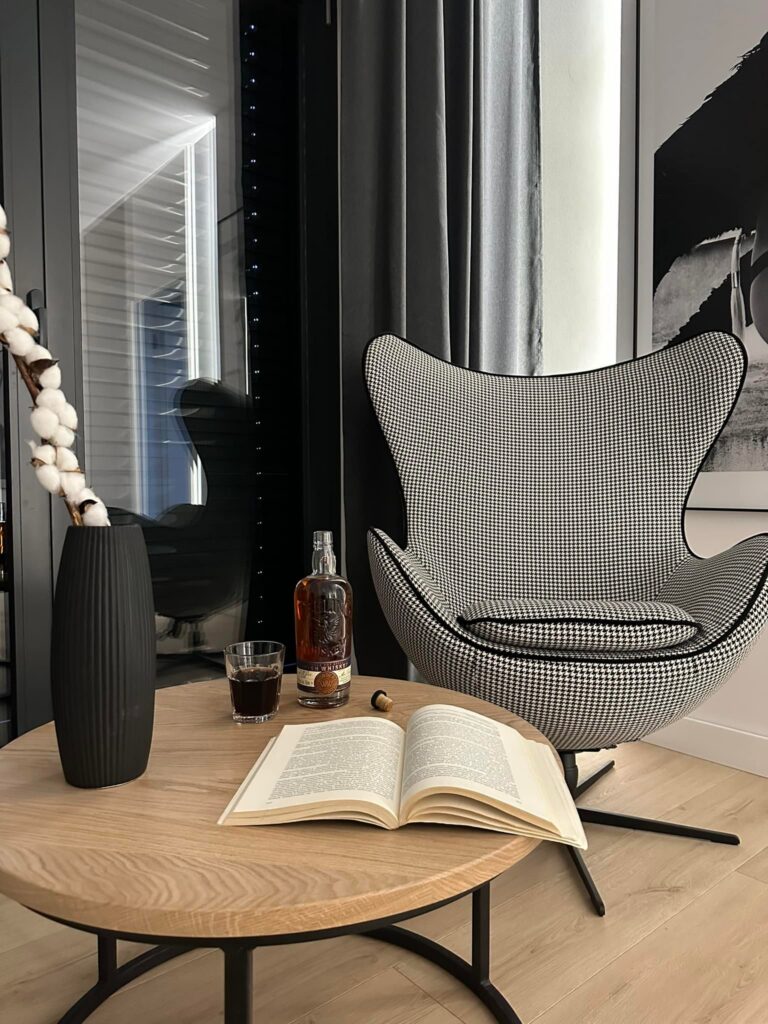 Producent sof i krzeseł tworzy spójny zestaw do salonu